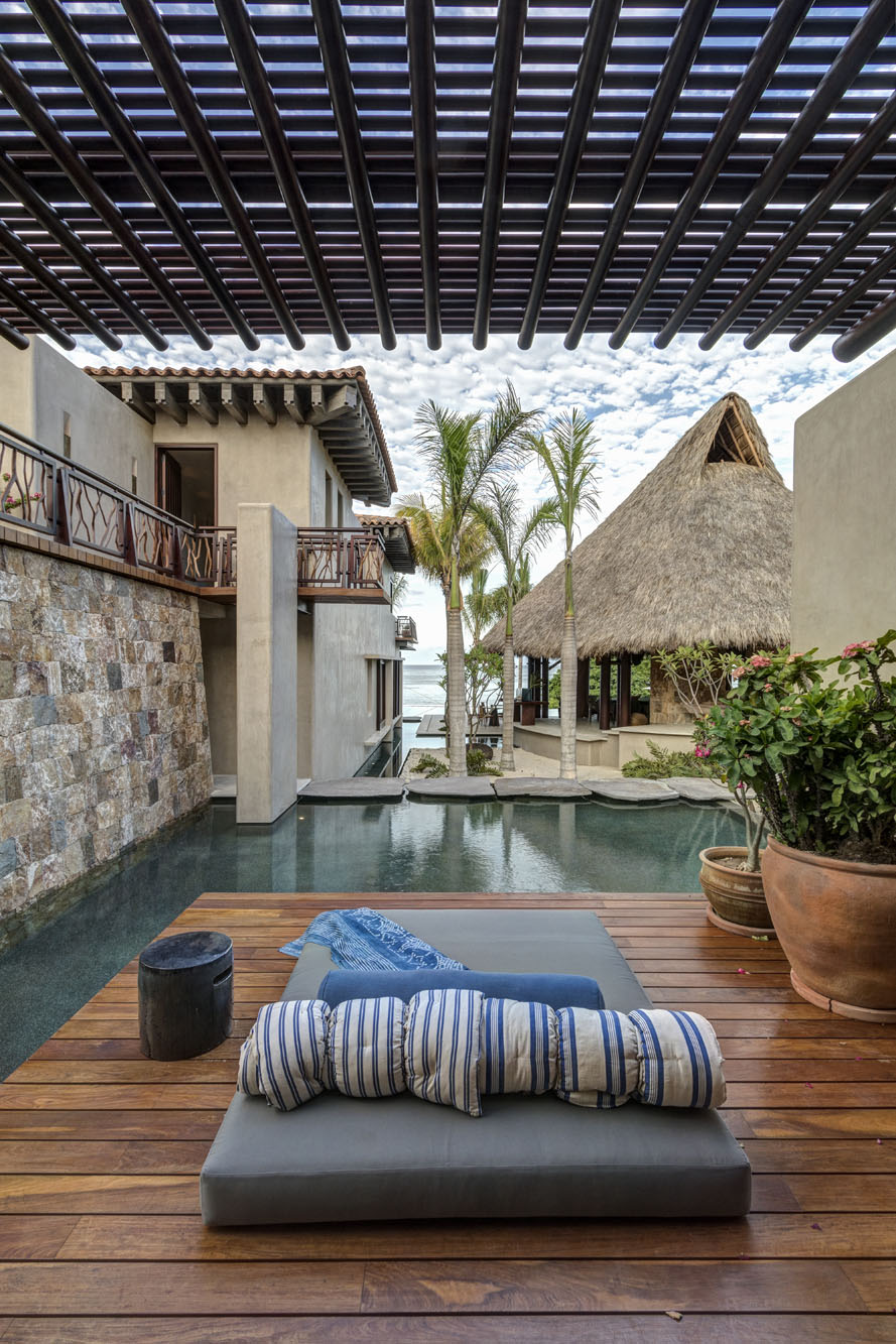 105-Isla suite_deck.jpg